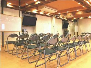 横浜 レンタルスタジオ は バレエ フラ リトミック ヨガ 空手 のレッスンスタジオが可能な 貸しスタジオ　馬車道 駅1分の ダンススタジオ　にイスが増えました